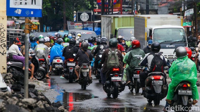 Proyek pengecoran jalan sedang dikerjakan di Jalan Raya Cirendeu, Tangerang Selatan. Proyek ini membuat sistem buka tutup diberlakukan dan membuat lalin macet.