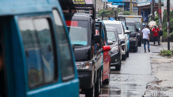 Proyek pengecoran jalan sedang dikerjakan di Jalan Raya Cirendeu, Tangerang Selatan. Proyek ini membuat sistem buka tutup diberlakukan dan membuat lalin macet.