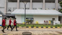 Petugas kesehatan berjalan di Rumah Sakit Darurat COVID-19 (RSDC) Wisma Atlet, Kemayoran, Jakarta, Senin (26/12/2022). Seiring melandainya kasus COVID di Indonesia, pemerintah memutuskan akan segera menutup Rumah Sakit Darurat COVID Wisma Atlet. 