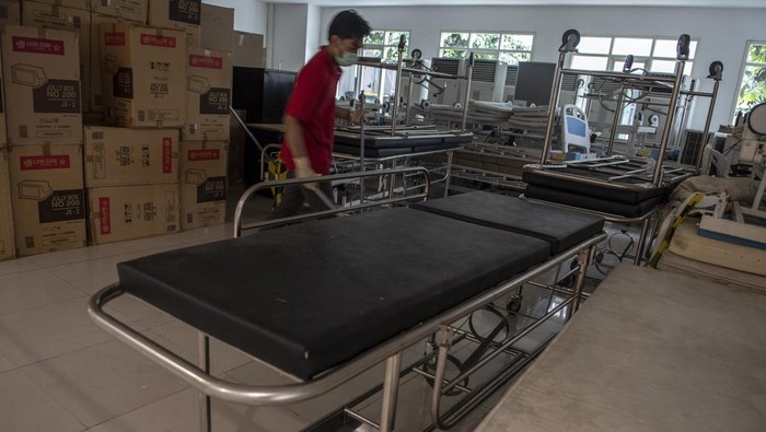 Petugas kebersihan membersihkan salah satu ruangan di Rumah Sakit Darurat COVID-19 (RSDC) Wisma Atlet, Kemayoran, Jakarta, Senin (26/12/2022). RSDC Wisma Atlet Kemayoran akan berhenti beroperasi secara bertahap per tanggal 31 Desember mendatang karena menurunnya kasus COVID-19 di Indonesia. ANTARA FOTO/Muhammad Adimaja/wsj.