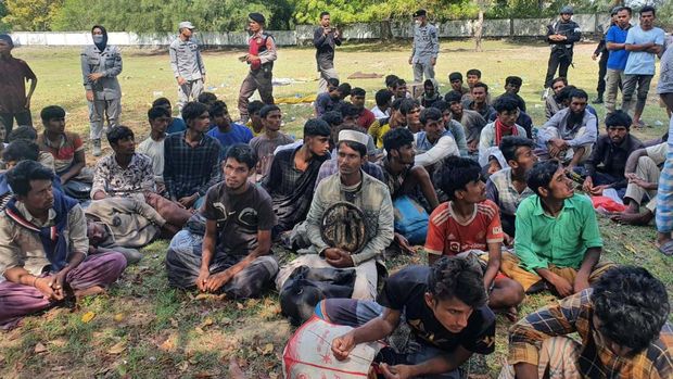 Kapal kayu yang membawa imigran Rohingya karam di Pantai Desa Ladong, Aceh Besar, Minggu (25/12/2022). Bakamla RI ikut membantu evakuasi para imigran.