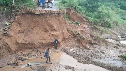 Jembatan penghubung desa di Bima terputus akibat banjir.