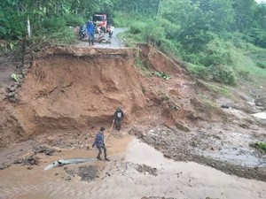 Jembatan Penghubung Antardesa di Bima Putus Akibat Banjir