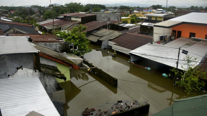 Kondisi rumah yang terendam banjir di Kecamatan Manggala, Makassar, Sulawesi Selatan, Minggu (25/12/2022). Curah hujan yang tinggi dalam beberapa hari membuat sungai dan waduk di kota Makassar meluap sehingga mengakibatkan ratusan rumah dan jalan terendam banjir. ANTARA FOTO/Abriawan Abhe/nym.
