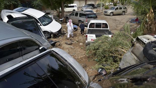 Banjir melanda kota Mekah, Arab Saudi pada Jumat (23/22) pagi. (AFP/AMER HILABI)