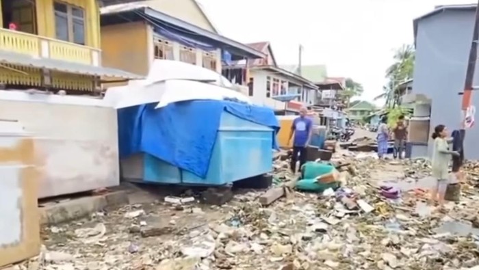 Banjir rob di Majene membuat ratusan rumah warga rusak.