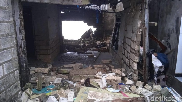 banjir rob di tuban rusak rumah warga