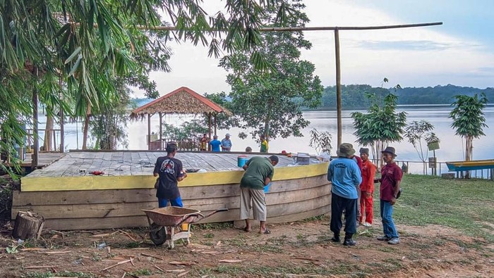 Bersih-bersih kawasan ekowisata Bamboe Wanadesa di Balikpapan.