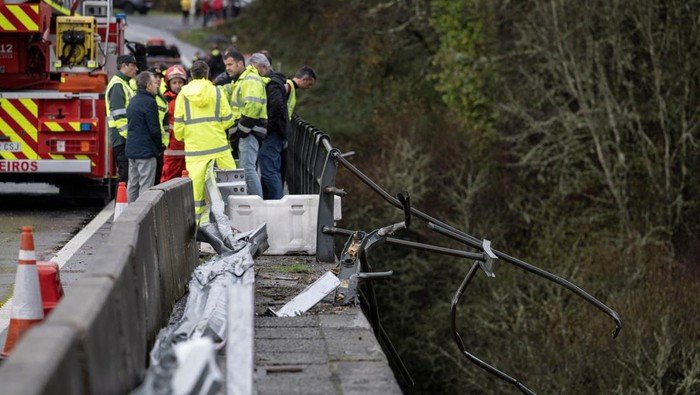 Bus Jatuh ke Sungai Saat Cuaca Buruk di Spanyol, 6 Orang Tewas The wreck of a bus lies in the Lerez river after it plunged while crossing a bridge, killing four people, in Cerdedo-Cotobade, northwestern Spain, on December 25, 2022. - The accident occurred on December 24 night near Vigo and the border with Portugal. The regional La Voz de Galicia newspaper said the bus was carrying people visiting their loved ones jailed in Monterroso in central Galicia. Rescue operations had to be suspended overnight due to bad weather but resumed in the morning. (Photo by Brais Lorenzo / AFP) (Photo by BRAIS LORENZO/AFP via Getty Images)