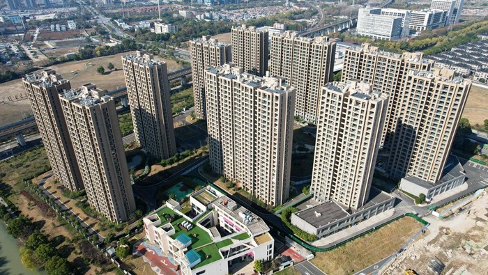 China Ubah Apartemen Tanpa Penghuni Jadi Zona Karantina COVID-19 HANGZHOU, CHINA - DECEMBER 26, 2022 - Aerial photo taken on December 26, 2022 shows an undelivered residential community converted into a