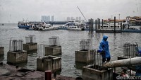 Menurut keterangan petugas, belum ada lonjakan penumpang saat libur Nataru. Hal itu dikarenakan cuaca buruk di pengunjung tahun.