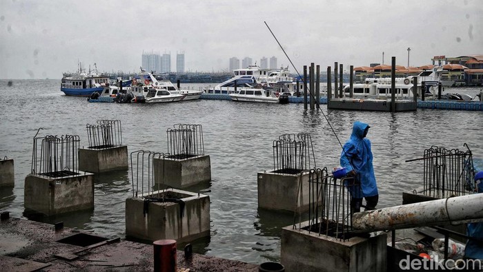 Cuaca Buruk, Pelabuhan Muara Angke Sepi Penumpang Cuaca buruh menerpa pesisir utara Jakarta. Akibatknya, Pelabuhan Muara Angke pun sepi dari wisatawan yang akan menyeberang ke Pulau Seribu, Senin (26/12/2022).
