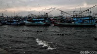Dan angin laut yang kencang membuat perahu nelayan dan kapal penumpang enggan melaut.