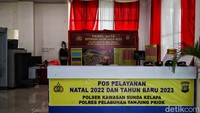 Pos pelayanan Natal 2022 dan tahun baru 2023 juga sepi dari warga yang akan menyeberang lewat Pelabuhan Muara Angke.