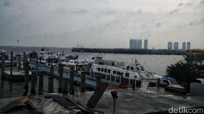 Cuaca Buruk, Pelabuhan Muara Angke Sepi Penumpang