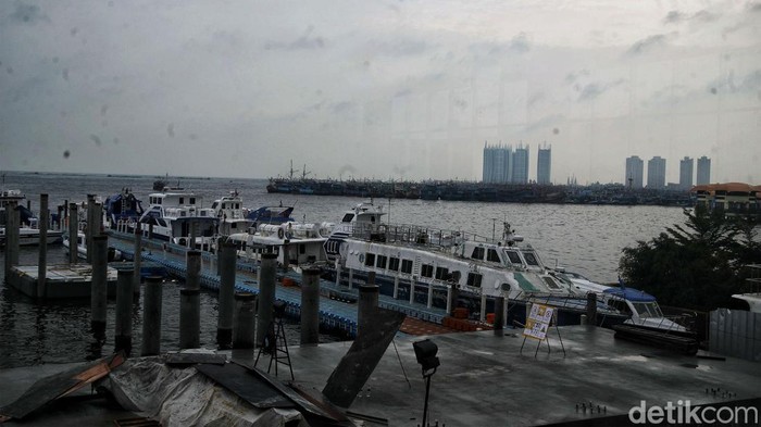 Cuaca Buruk, Pelabuhan Muara Angke Sepi Penumpang Cuaca buruh menerpa pesisir utara Jakarta. Akibatknya, Pelabuhan Muara Angke pun sepi dari wisatawan yang akan menyeberang ke Pulau Seribu, Senin (26/12/2022).