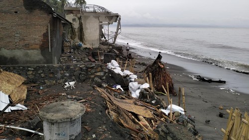 Cuaca ekstrem yang melanda Kota Mataram, NTB, menyebabkan 22 rumah rusak berat dan rusak ringan. (Foto: Ahmad Viqi/detikBali)