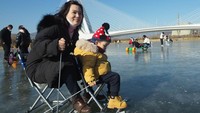 Seorang ibu menemani anaknya bermain ice skating di danau Lianshi yang membeku.