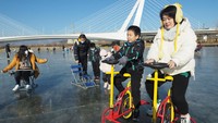Tampak keseruan yang dipancarkan oleh warga saat bermain ice skating di danau beku tersebut.