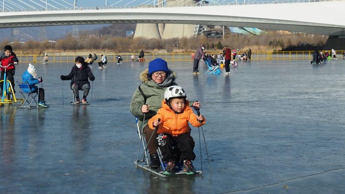 Danau Beku Jadi Tempat Main Ice Skating Warga Beijing Musim dingin di china membuat danau Lianshi yang berada di Beijing ini menjadi beku. Warga memanfaatkan danau tersebut dengan bermain ice skating.