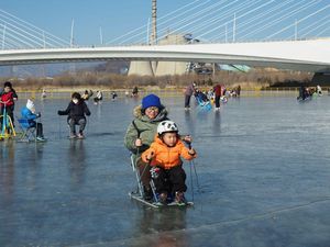 Danau Beku Jadi Tempat Main Ice Skating Warga Beijing