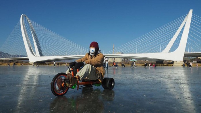 Danau Beku Jadi Tempat Main Ice Skating Warga Beijing Musim dingin di china membuat danau Lianshi yang berada di Beijing ini menjadi beku. Warga memanfaatkan danau tersebut dengan bermain ice skating.