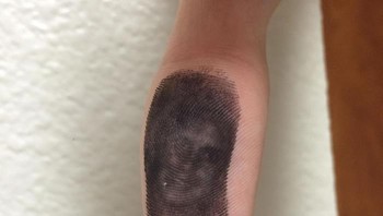 Ada wajah di sidik jari. Foto: Reddit