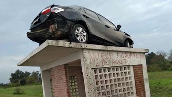 Kira-kira bagaimana mobil itu bisa di atas atap. Foto: Reddit