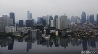 Kabut tipis menyelimuti gedung bertingkat di kawasan Kuningan, Jakarta Selatan, Senin (26/12/2022).