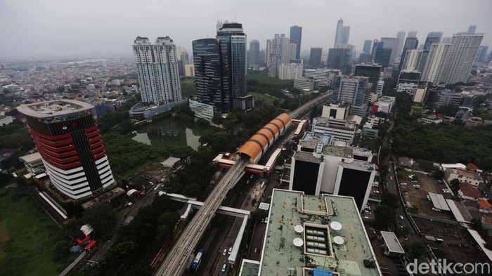 Deretan gedung pencakar langit Jakarta tertutup kabut tipis siang ini. Gedung berkabut di tengah risiko perlambatan pertumbuhan ekonomi Indonesia di 2023.
