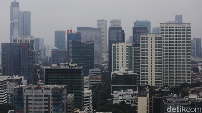 Deretan Gedung Bertingkat di Tengah Resiko Perlambatan Ekonomi 2023 Deretan gedung pencakar langit Jakarta tertutup kabut tipis siang ini. Gedung berkabut di tengah risiko perlambatan pertumbuhan ekonomi Indonesia di 2023.