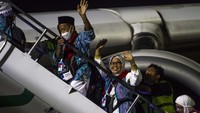 Pada tahun ini, Arab Saudi hanya mengizinkan jamaah haji yang berusia di bawah 65 tahun untuk bisa melaksanakan haji. Kementerian Agama memberangkatkan jamaah yang masuk antrean masa haji 2020 dengan mengacu pada prinsip first come first serve (pertama datang, pertama dilayani). Jamaah calon haji melambaikan tangan saat menaiki tangga menuju pesawat Airbus 330-300 di Bandara Internasional Syamsudin Noor, Banjarbaru, Kalimantan Selatan, Minggu (12/6/2022) malam. ANTARA FOTO/Bayu Pratama S.