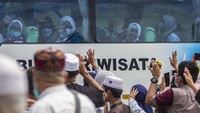 Selain itu, jamaah juga wajib sudah melaksanakan vaksinasi Covid-19 dosis lengkap yang disetujui oleh Kementerian Kesehatan Kerajaan Arab Saudi. Arab Saudi juga mewajibkan Jamaah juga untuk menunjukkan hasil tes PCR negatif yang diambil dalam waktu beberapa jam dari waktu keberangkatan. ANTARA FOTO/Bayu Pratama S.