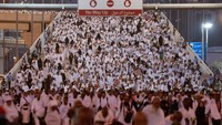 Beginilah penampakan penumpukan jemaah haji saat di Mina, 9 Juli 2022 lalu. Pencabutan aturan pembatasan itu membuat jemaah yang tengah melakukan ibadah haji dan umrah tidak perlu lagi menjaga jarak seperti dua tahun belakangan. Jemaah tidak perlu lagi memakai masker saat berada di tempat terbuka. Namun saat berada di dalam ruangan tertutup, jemaah diminta tetap memakai masker guna menekan atau mengurangi penularan.  REUTERS/Mohammed Salem.