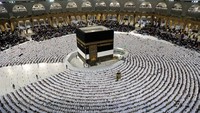 Jemaah haji tengah shalat di Masjidil Haram pada 5 Juli 202. Arab Saudi tidak akan lagi mewajibkan para pelancong untuk menjalani karantina saat tiba di Saudi. Orang-orang yang datang ke Arab Saudi juga tidak perlu lagi memberikan tes PCR pada saat kedatangan mereka. AFP via Getty Images.