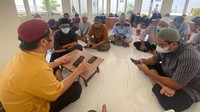 Pada musim haji 2022 ini juga diwarnai dengan kasus gagalnya 46 jamaah haji yang menggunakan jalur haji furoda. Karena dokumen haji yang dimiliki 46 jamaah itu tidak terdaftar dalam sistem imigrasi Arab Saudi, mereka tertahan di Bandara Jeddah dan tidak bisa masuk Arab Saudi. Dengan kecewa, jamaah yang menggunakan visa dari Singapura dan Malaysia ini dipulangkan kembali ke Tanah Air. Haji furoda sendiri merupakan haji yang pelaksanaannya dilakukan secara mandiri, di luar kuota haji reguler atau haji khusus (ONH Plus) yang sudah ditetapkan pemerintah. Visanya menggunakan visa mujamalah (undangan). Karena menggunakan visa mujamalah, mereka tidak perlu menunggu sampai bertahun-tahun untuk bisa berangkat. Konsekuensi lainnya, biaya yang dikeluarkan sangat mahal jika dibandingkan dengan haji reguler, berkisar antara 300-500 juta rupiah. Rizky Sembada/Istimewa.