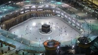 Kabah yang berada di Masjidil Haram ini sempat kosong saat pendemi COVID melanda. Pada tahun 2020 dan 2021 hanya warga Arab Saudi saja yang diperbolehkan melaksanakan ibadah haji demi menekan penyebaran dan penularan COVID-19. AFP via Getty Images.
