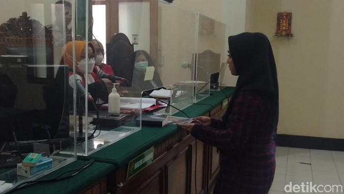 Elen saat menjadi saksi korban di sidang mantan pacarnya di PN Surabaya
