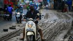 Eror Banget! Jalan Belum Kering Sudah Dilintasi