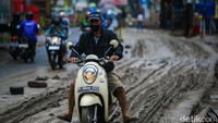 Aksi seperti ini, jangan ditiru ya gaes!