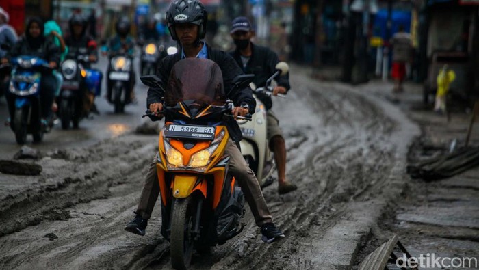 Kemacetan akibat adanya pengecoran terjadi di Jalan Cirendeu Raya, Tangerang. Pemotor ini bahkan nekat melintas di atas cor yang belum kering.