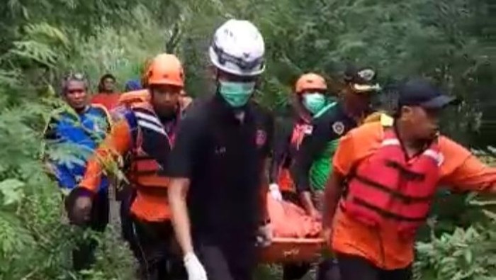 evakuasi korban yang tenggelam di kali lamong