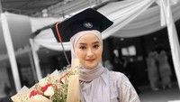 Eveline Ovilia punya latar belakang pendidikan yang baik. Foto: Instagram Eveline Ovilia