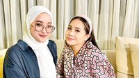 Eveline Ovilia asisten pribadi baru Raffi Ahmad, berpose bersama istri dari bosnya itu, Nagita Slavina. Foto: Instagram Eveline Ovilia