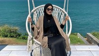 Eveline Ovilia dinilai Raffi Ahmad memenuhi kriteria sebagai asisten pribadinya. Foto: Instagram Eveline Ovilia