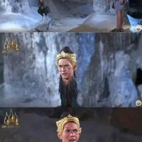 Kalau yang ini giliran siluman ayam beraksi. Dijamin yang nonton justru jadi semakin pengin ngakak sampai bengek melihatnya. Foto: Instagram/Twitter/1cak.com