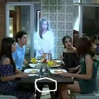 Hantu low budget yang pakai sandal jepit. Udah gitu ditambah lagi kakinya kelupaan di-edit. Foto: Instagram/Twitter/1cak.com