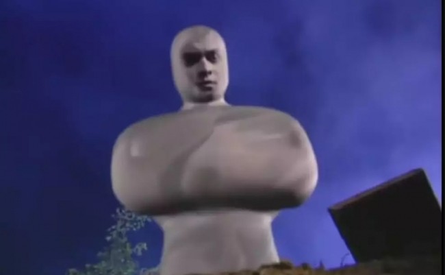 Entah ceritanya ini pocong atau patung hidup. Kalau menurutmu itu hantu sedang cosplay jadi apa ya? Foto: Instagram/Twitter/1cak.com