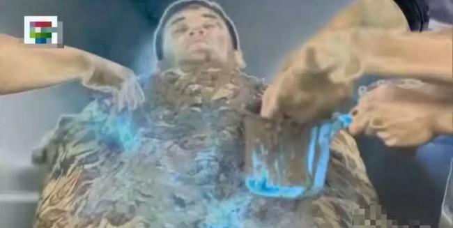 Editannya sungguh bikin speechless. Jadi pengin ketawa sambil nangis dalam hati melihatnya. Foto: Instagram/Twitter/1cak.com