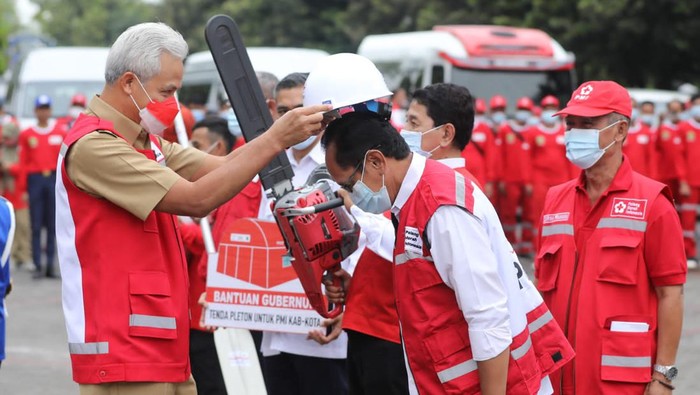 Ganjar Pranowo memberi bantuan kepada PMI